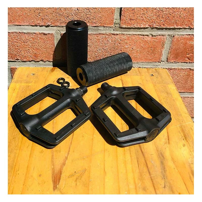 Generique Pack Pédales PC+ Pegs Aluminium Noirs - Wheeling Bike 2 Generique Pack Pédales PC+ Pegs Aluminium Noirs - Wheeling Bike - Image 2